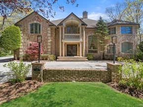10 Hart Place, Dix Hills NY 11746