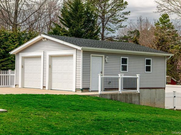 11 Akron Place, Shoreham NY 11786