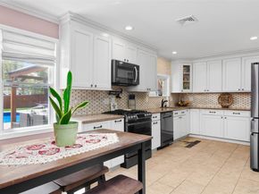 18 Calicotree Lane, Coram NY 11727
