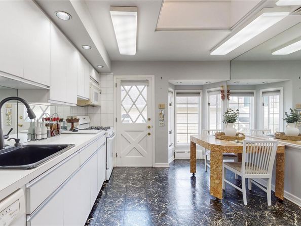 52-04 Redfield Street, Douglaston NY 11362
