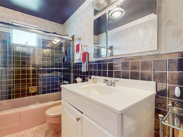 52-04 Redfield Street, Douglaston NY 11362