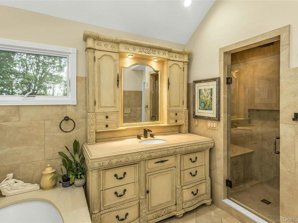 16 Abbey Lane, East Setauket NY 11733