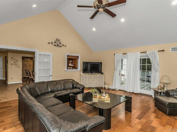 16 Abbey Lane, East Setauket NY 11733