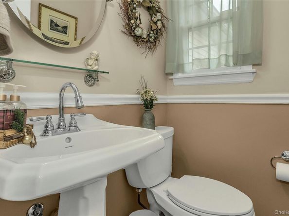16 Abbey Lane, East Setauket NY 11733