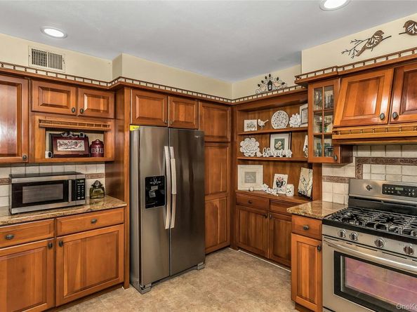 16 Abbey Lane, East Setauket NY 11733