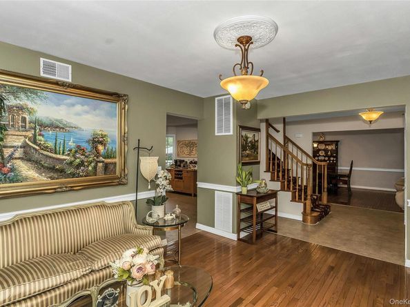 16 Abbey Lane, East Setauket NY 11733