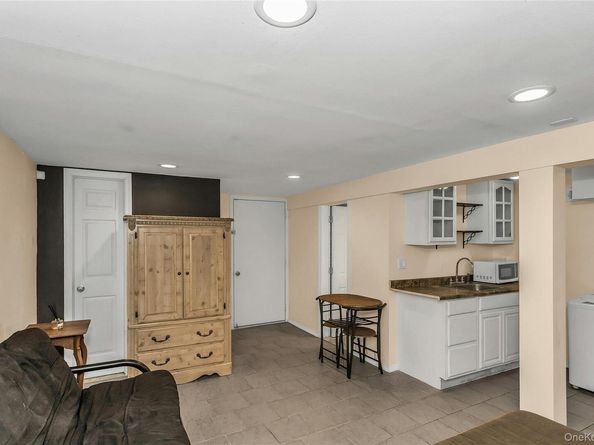 16 Abbey Lane, East Setauket NY 11733
