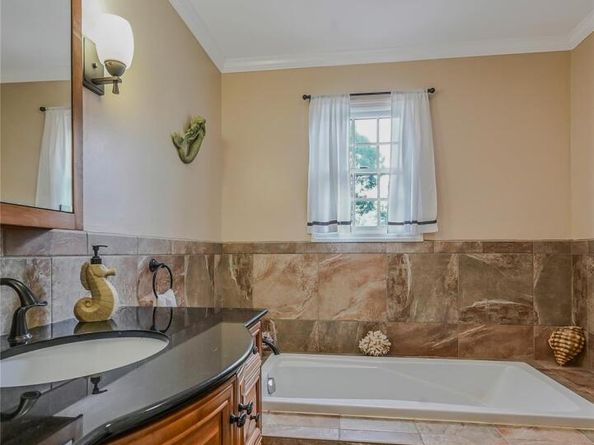 16 Abbey Lane, East Setauket NY 11733