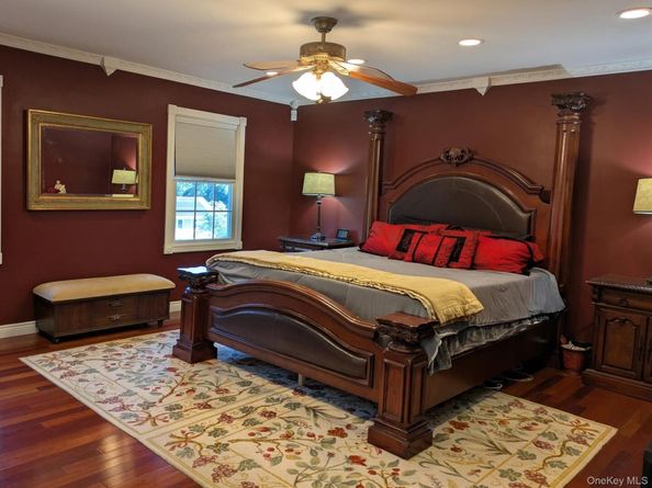 16 Abbey Lane, East Setauket NY 11733
