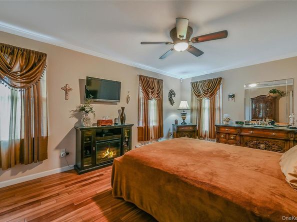 16 Abbey Lane, East Setauket NY 11733
