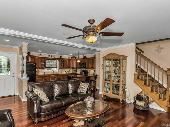 16 Abbey Lane, East Setauket NY 11733
