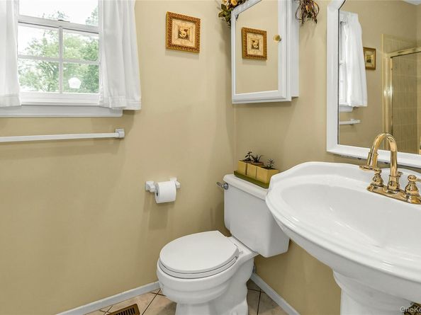 16 Abbey Lane, East Setauket NY 11733