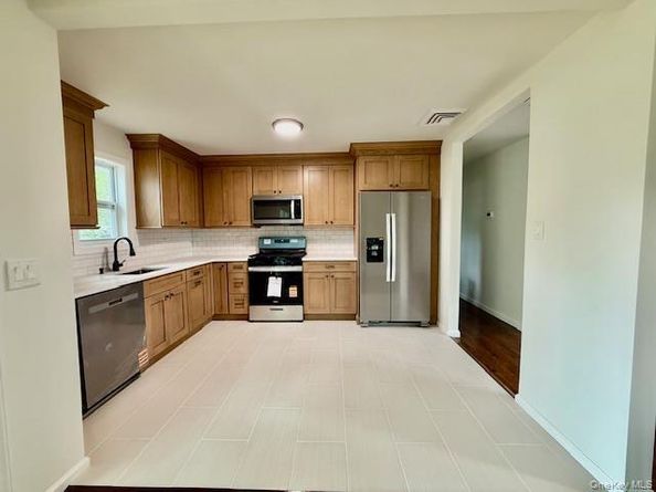 30 7th Street, Holbrook NY 11741