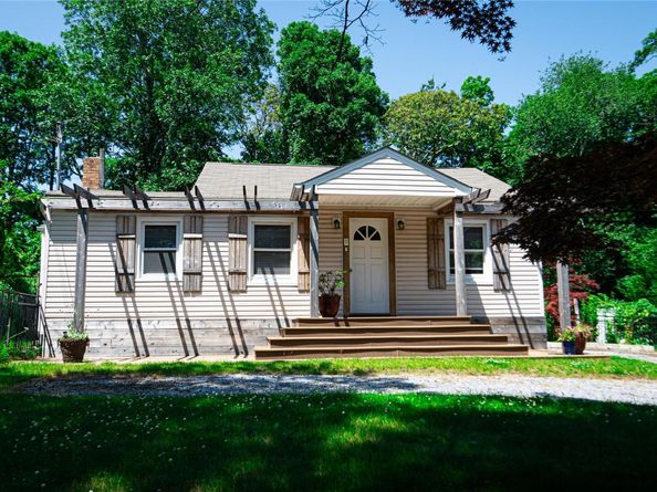 27 Cynthia Lane, Center Moriches NY 11934