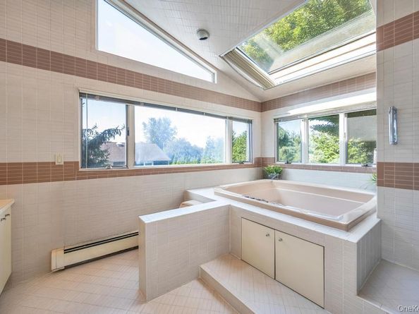 20 Northern Parkway E, Plainview NY 11803
