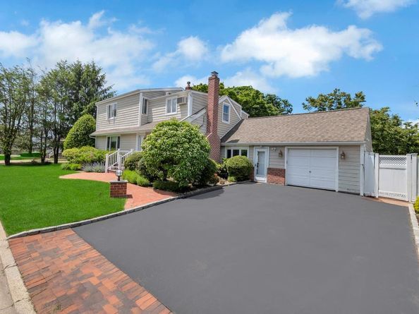 20 Northern Parkway E, Plainview NY 11803