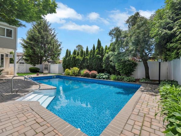 20 Northern Parkway E, Plainview NY 11803