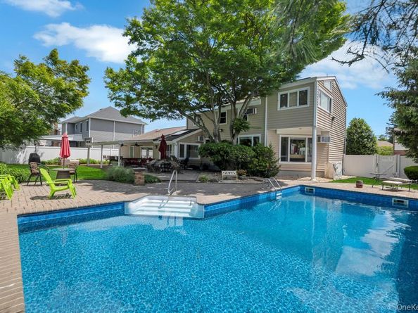20 Northern Parkway E, Plainview NY 11803