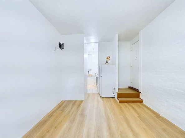 21-58 35 street 1E, Astoria NY 11105