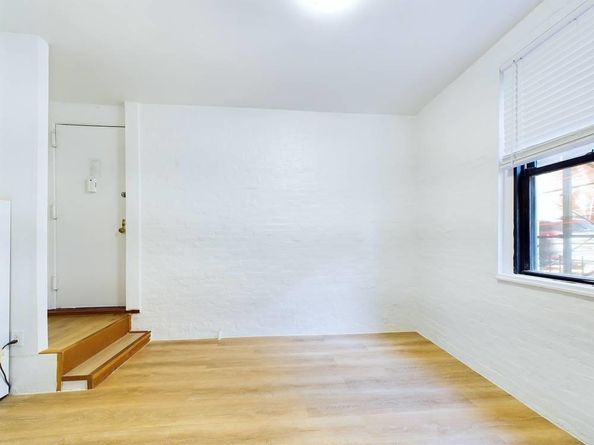 21-58 35 street 1E, Astoria NY 11105