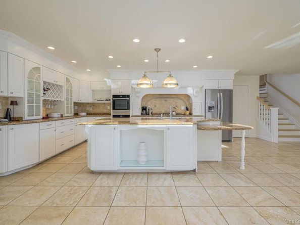 27 Bay Avenue W, Hampton Bays NY 11946