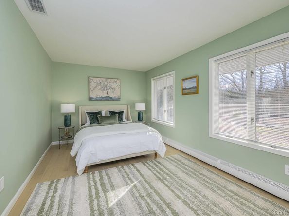27 Bay Avenue W, Hampton Bays NY 11946