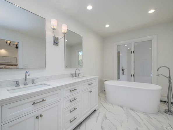 27 Bay Avenue W, Hampton Bays NY 11946