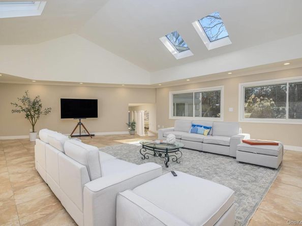 27 Bay Avenue W, Hampton Bays NY 11946