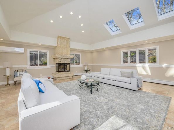 27 Bay Avenue W, Hampton Bays NY 11946