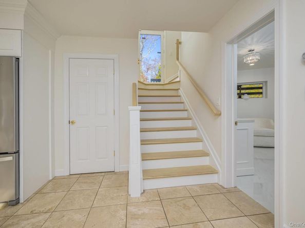 27 Bay Avenue W, Hampton Bays NY 11946