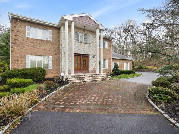 6 Heather Court, Dix Hills NY 11746