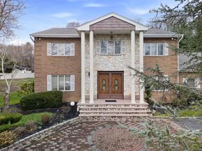 6 Heather Court, Dix Hills NY 11746