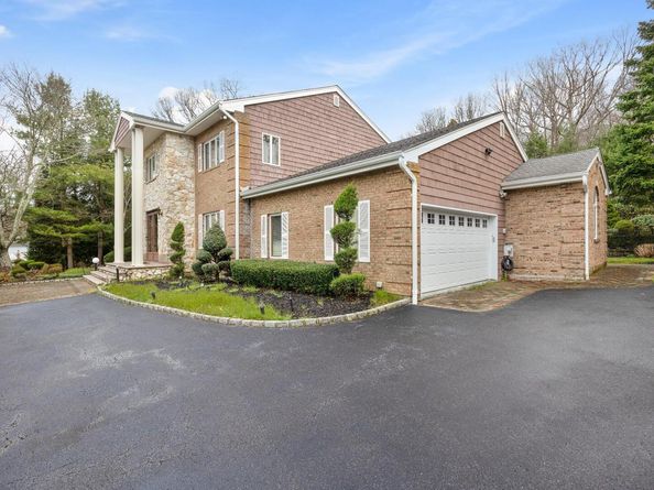 6 Heather Court, Dix Hills NY 11746