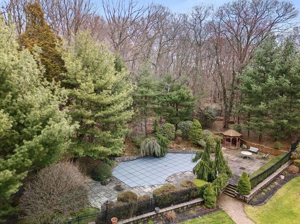 6 Heather Court, Dix Hills NY 11746