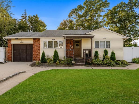 318 W 16th Street, Deer Park NY 11729