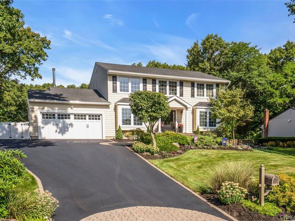 7 Stonehurst Lane, Dix Hills NY 11746