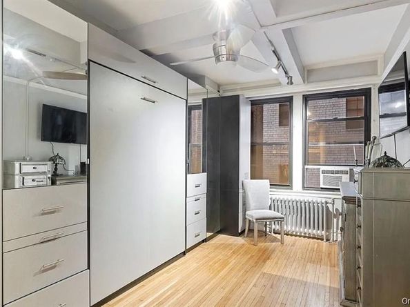457 W 57th Street 308, New York (Manhattan) NY 10019
