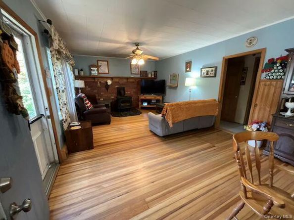 207 Mount Vernon Avenue, Medford NY 11763