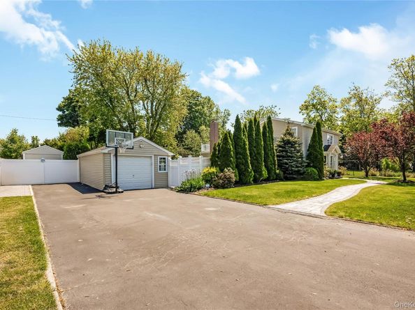 427 Vanderbilt Boulevard, Oakdale NY 11769
