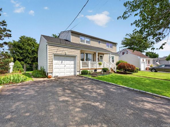 88 Crestwood Boulevard, Farmingdale NY 11735