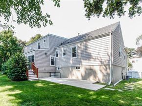 6 Oakstwain Road, Scarsdale NY 10583