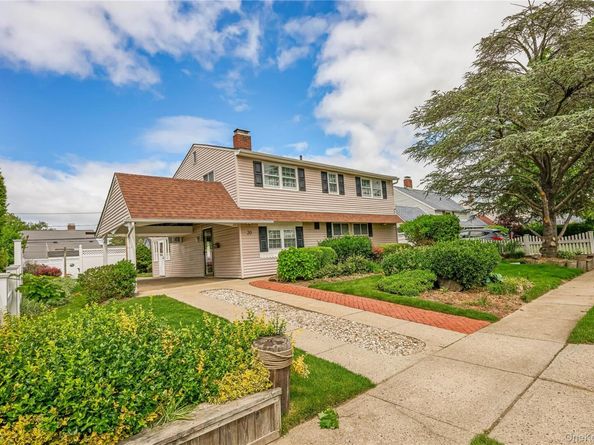 20 Flagstone Lane, Westbury NY 11590