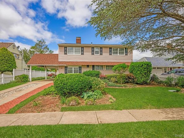 20 Flagstone Lane, Westbury NY 11590