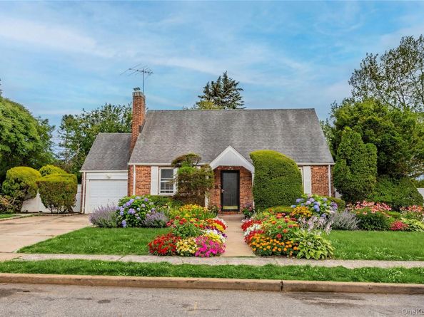 674 Henry Street, Uniondale NY 11553