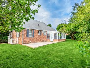 674 Henry Street, Uniondale NY 11553