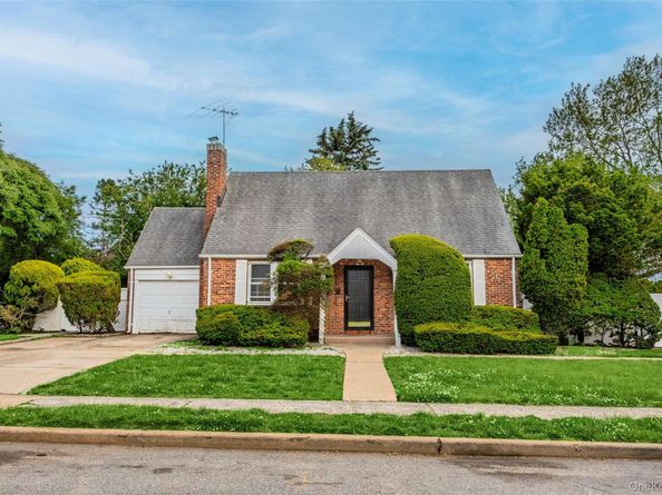 674 Henry Street, Uniondale NY 11553