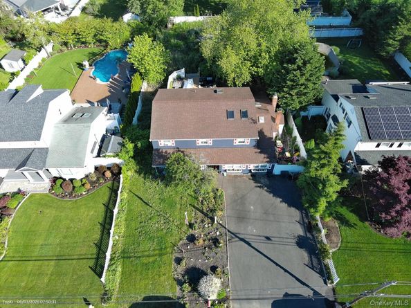 42 Ludlow Way, Oakdale NY 11769