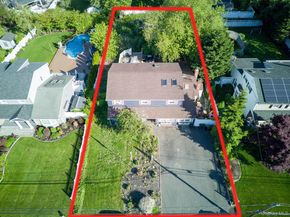 42 Ludlow Way, Oakdale NY 11769