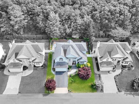 33 Peachtree Court, Holtsville NY 11742