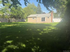 16 Lincoln Drive, Oakdale NY 11769